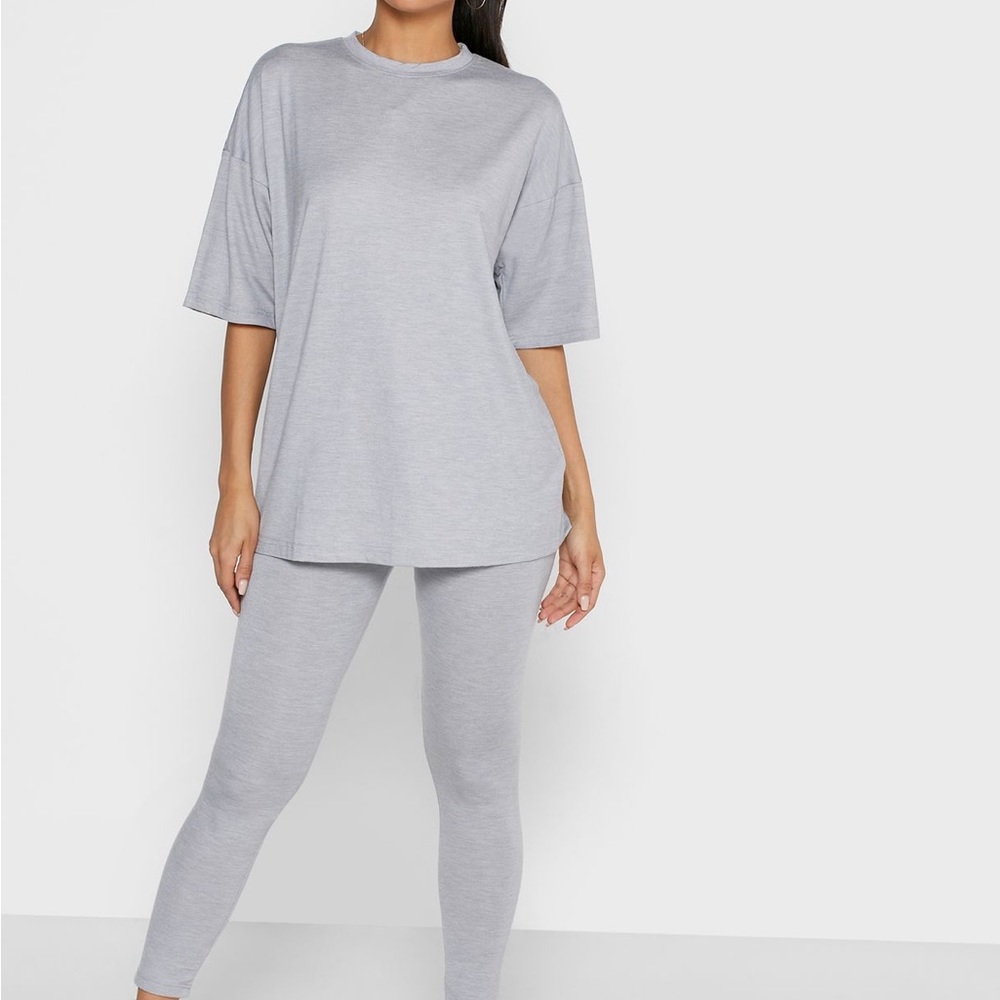CO ORD LEGGING AND OVERSIZED
TSHIRT SET
GREY